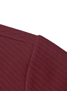 Primo piano di alta qualità del tessuto jacquard twill bordeaux con cuciture sulla felpa