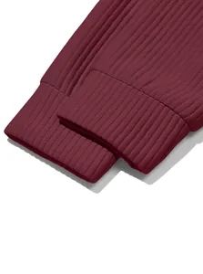 Dettaglio ravvicinato del polsino in maglia a coste bordeaux di una felpa casual maschile