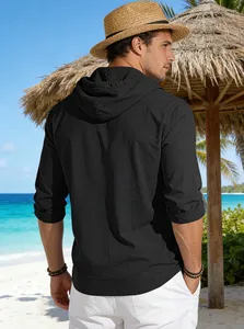 Vista posteriore di una camicia casual nera da uomo con cappuccio sulla spiaggia