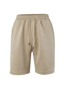 Vue détaillée du short décontracté beige pour homme avec tissu jacquard et cordon de serrage