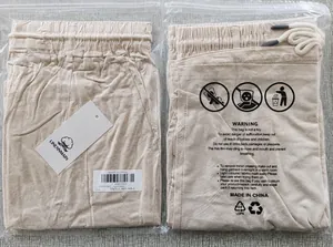 Nahaufnahme von beigefarbenen Herren-Baumwoll-Leinen-Shorts in Originalverpackung.