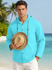 Dettaglio di una camicia ciano da uomo con cappuccio su una spiaggia tropicale