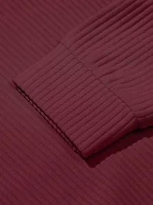 Primo piano del dettaglio del polsino a coste su una felpa jacquard bordeaux da uomo