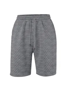 Détail de la texture du tissu jacquard gris sur un short décontracté pour homme
