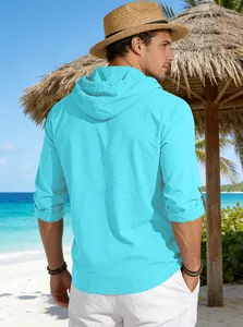 Vista dettagliata di una camicia in lino ciano con cappuccio da uomo in spiaggia