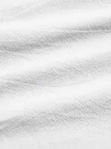 Vista macro della trama del tessuto bianco traspirante effetto ghiaccio per pantaloncini.