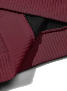 Primo piano del tessuto jacquard bordeaux a costine di una felpa sportiva casual da uomo