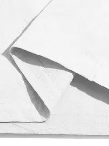 Dettaglio ravvicinato di tessuto bianco ad asciugatura rapida con trama fine e cuciture di qualità