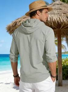 Camicia casual da uomo con cappuccio in cotone grigio chiaro per l'estate in spiaggia.