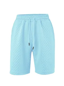 Vue détaillée d'un short décontracté bleu clair pour homme en tissu jacquard texturé