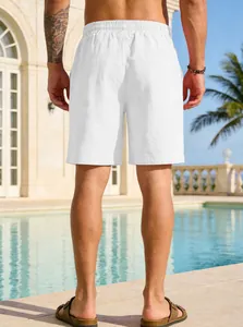 Vista posteriore di pantaloncini casual da uomo bianchi ad asciugatura rapida con elastico