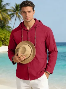 Dettaglio di una maglietta casual bordeaux con cappuccio a maniche lunghe in cotone.