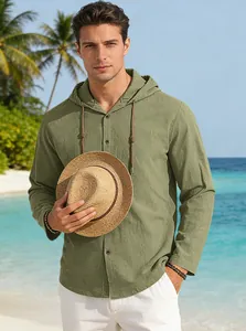 Dettaglio della camicia con cappuccio in cotone verde salvia per uomo in vacanza
