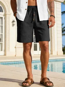 Dettaglio pantaloncini casual da uomo con coulisse e atmosfera lifestyle in piscina