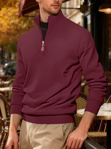 Dettaglio di una felpa bordeaux con mezza zip e particolare trama jacquard diagonale.