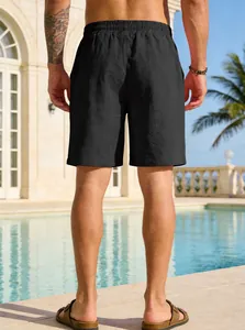 Vista posteriore di pantaloncini sportivi casual neri da uomo vicino alla piscina.