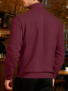 Vista posteriore di una felpa bordeaux a costine da uomo in un caffè
