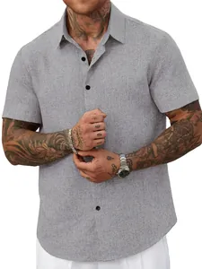 Gros plan sur le tissu gris texturé et le col d'une chemise d'été à manches courtes pour homme