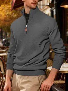 Dettaglio del maglione grigio da uomo con mezza zip e raffinata trama a coste diagonali.