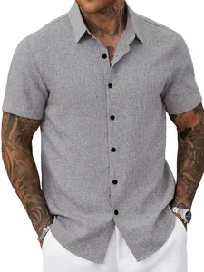 Vue rapprochée d'une chemise grise texturée à manches courtes et col à revers