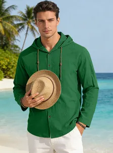 Una vista dettagliata di alta qualità di una camicia verde a maniche lunghe con cappuccio uomo.