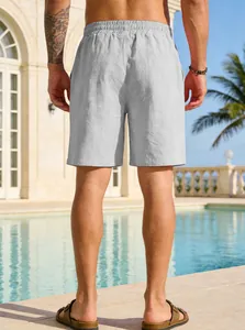 Vista posteriore di pantaloncini casual grigi da uomo con vita elastica e vestibilità comoda