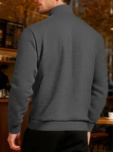 Vista posteriore dettagliata di una felpa grigia da uomo in maglia a coste diagonali