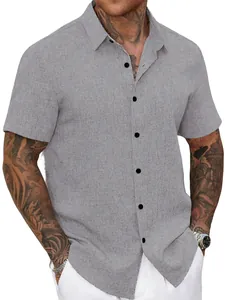 Vue détaillée d'une chemise grise à manches courtes pour homme avec tissu texturé et boutons noirs