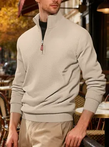 Dettaglio della texture jacquard a coste diagonali sulla felpa beige da uomo