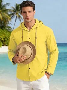 Camicia gialla a maniche lunghe con cappuccio da uomo in spiaggia