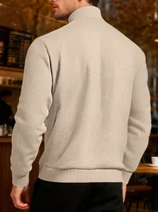 Vista posteriore della felpa da uomo beige con trama jacquard twill