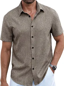 Vue détaillée de la chemise à manches courtes texturée pour hommes en marron