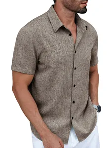 Gros plan d'une chemise homme à manches courtes en tissu texturé marron style lin