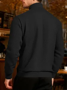 Vista dettagliata del retro della felpa nera da uomo con trama a costine diagonali