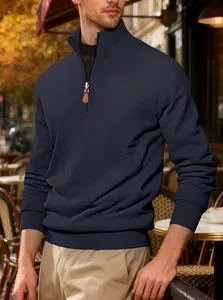 Dettaglio del maglione blu scuro da uomo con mezza zip e trama a costine diagonali