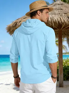 Dettaglio posteriore di camicia in cotone con cappuccio azzurra da uomo sulla spiaggia
