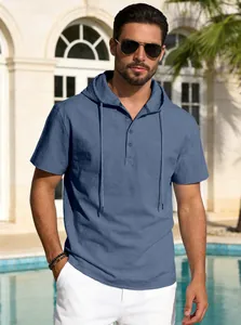 Détail d'un t-shirt à capuche Henley à manches courtes pour hommes en coton et lin bleu