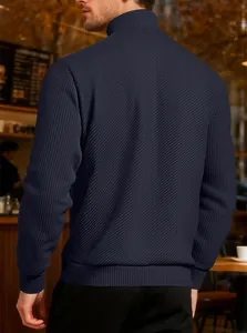 Primo piano del retro di una felpa da uomo blu navy con trama a coste in un bar