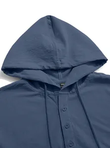 Détail d'un sweat à capuche en lin et coton bleu avec patte de boutonnage