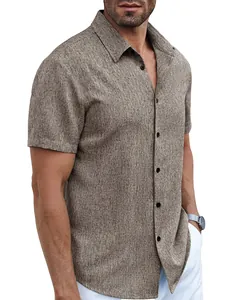 Détail d'une chemise à manches courtes marron texturée pour homme avec boutons.
