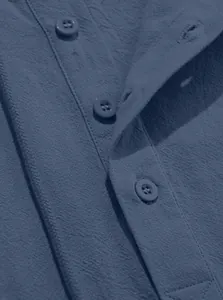 Détail d'une chemise en coton et lin montrant les boutons et la texture