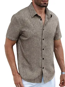 Gros plan d'une chemise à manches courtes pour homme texturée et respirante avec col