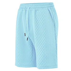 Short jacquard bleu clair pour homme avec texture respirante et taille à cordon.
