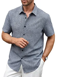 Vue détaillée de la chemise boutonnée à manches courtes pour homme en tissu texturé