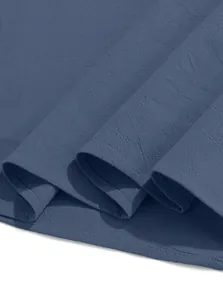 Vue détaillée de la texture du tissu en coton-lin bleu et de la qualité de la couture.