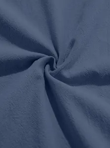 Détail macro d'un tissu respirant en coton et lin bleu montrant sa texture douce