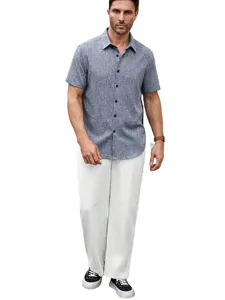 Détail d'un homme en chemise bleue à manches courtes texturée et pantalon blanc