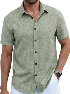 Gros plan d'une chemise à manches courtes vert clair pour homme avec tissu texturé