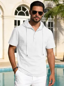 Détail du polo à manches courtes et capuche en coton et lin blanc pour homme en vacances.