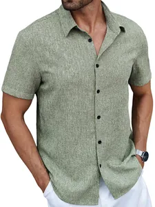 Gros plan d'une chemise texturée vert olive à manches courtes et cinq boutons noirs